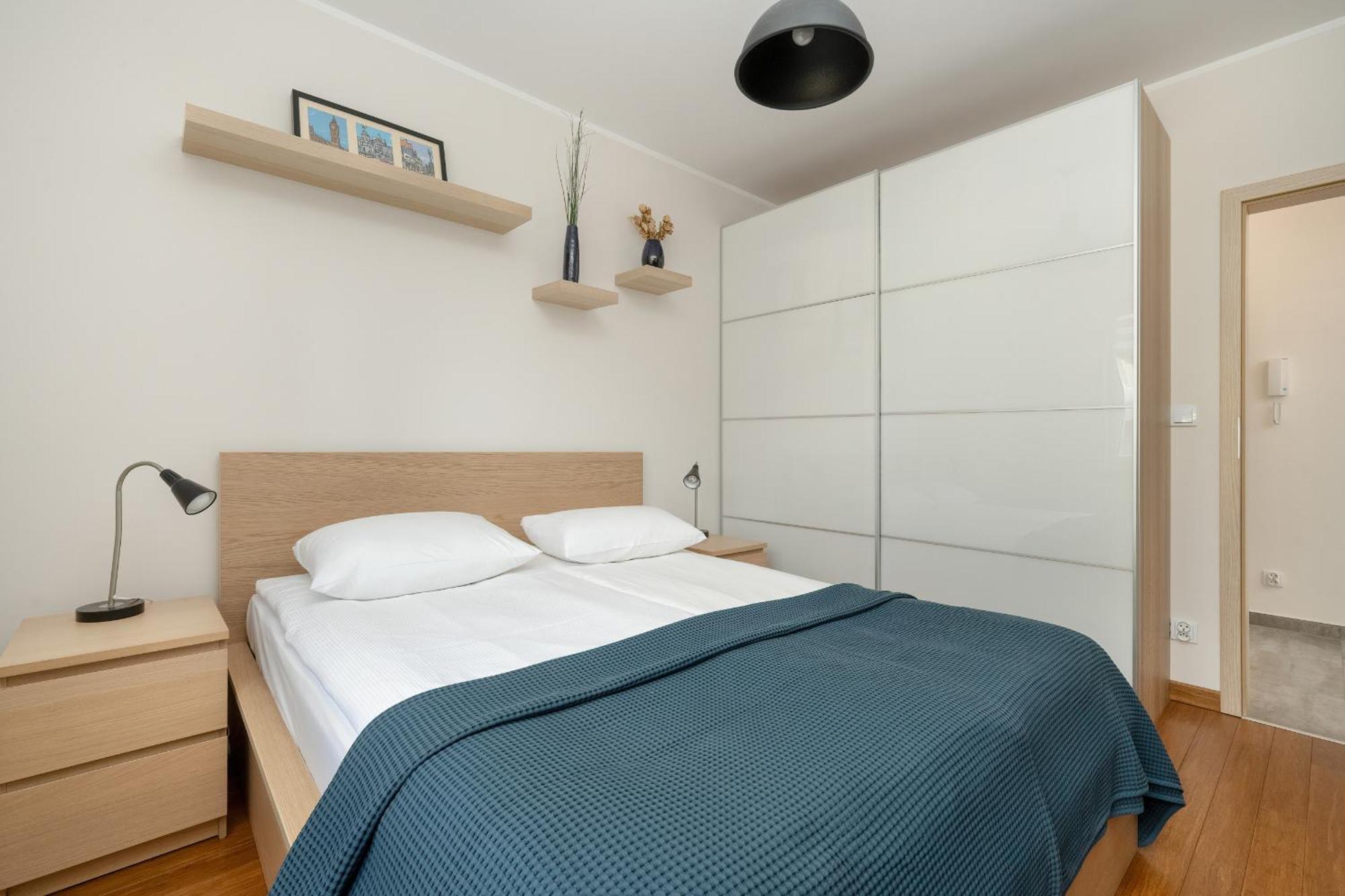 One Bedroom Apartment Nadodrze With Free Garage Wroclaw By Noclegi Renters Exterior foto